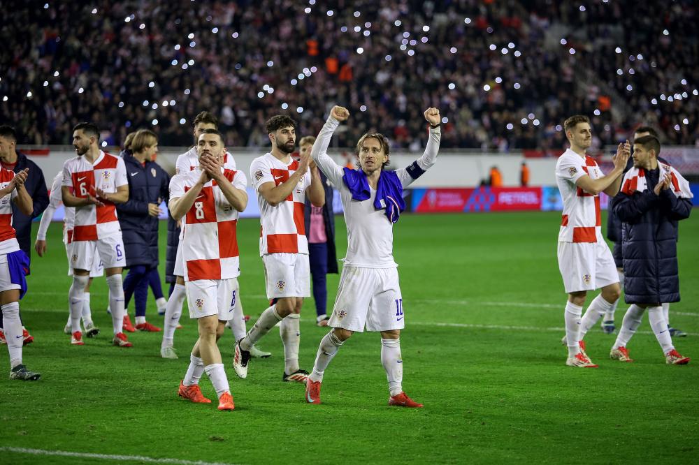 咪咕直播：隔空传情，阿尔瓦雷斯、恩佐在进球后做了劳塔罗的庆祝动作.